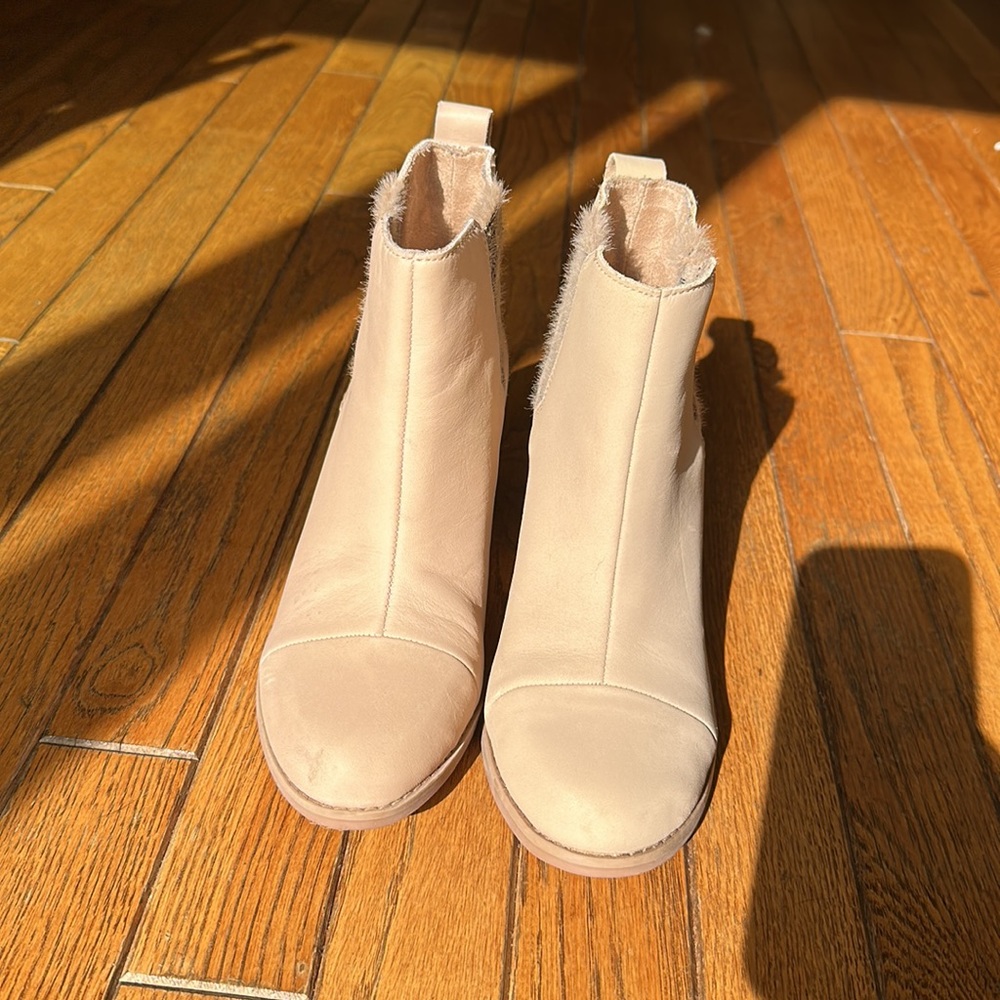 TOMS booties, rarely worn! Everly Chelsea Boot” Perfect for Fall! Size 6.